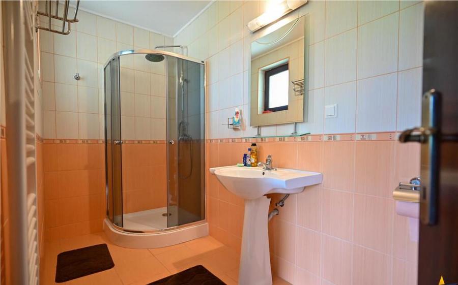 FILM!Resedinta cu farmec montan, domeniu de 1.700 mp,cadru s - 3