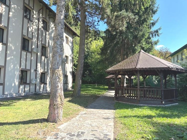 Cladire renovata, pretabila pentru hotel, pensiune, retreat, centru, etc - 1