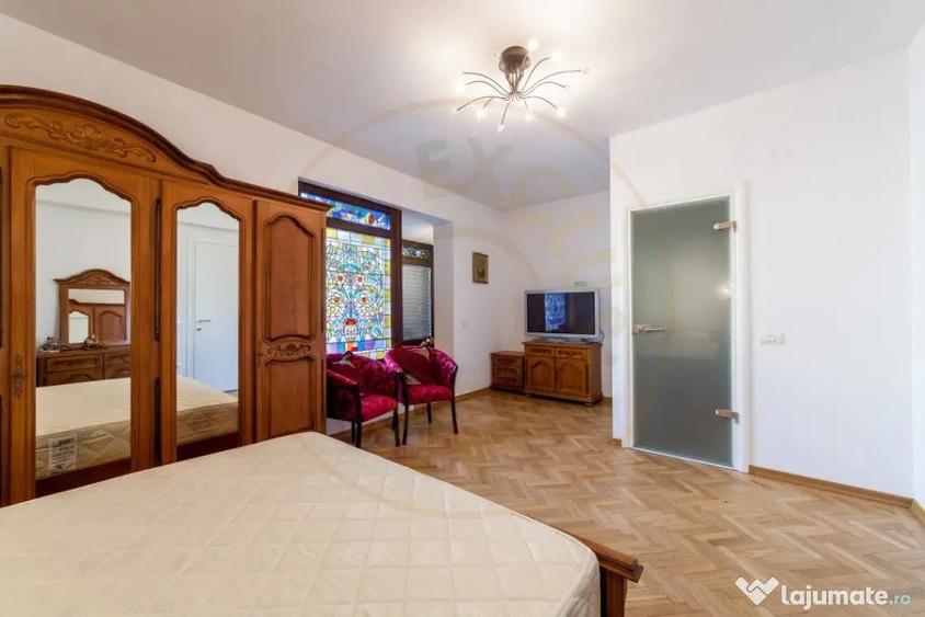 Vila zona Expo Parc - 2 apartamente, curte comuna - 7