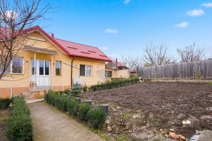 Casă individuală cu 2 camere cu Teren 2093 Mp în Costuleni