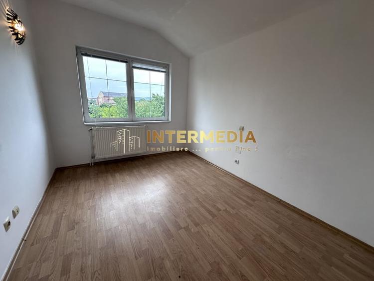 Casă individuală cu 4 camere cu Canalizare în Cetate