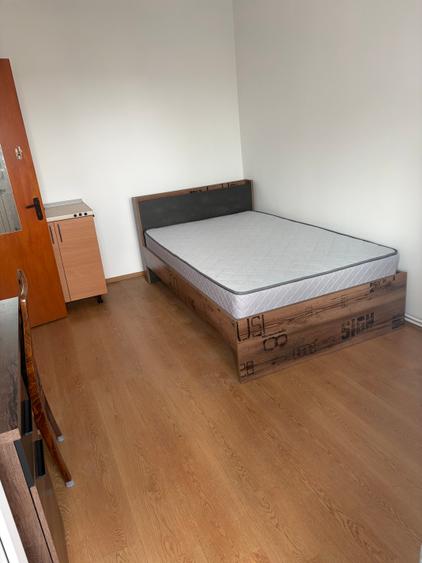 Apartament cu 4 camere decomandat în P-ța Victoriei