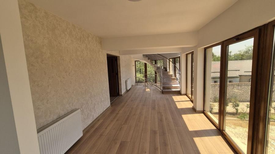 Casă cu 9 camere cu Canalizare în Central