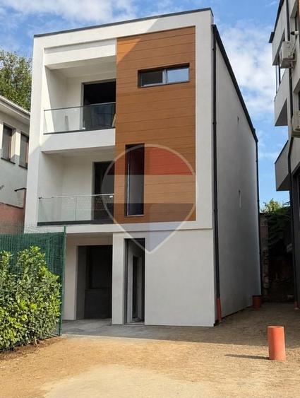 Casă individuală cu 5 camere cu Teren 230 Mp în Central