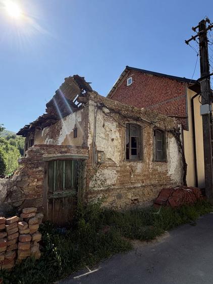 Teren + casa veche de vanzare in Toplet zona linistita, aproape de natura - 2