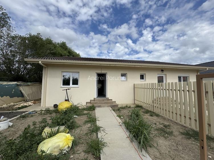 Sanmihaiu Roman, Duplex pe Parter, 3 camere,2 bai,terasa spatioasa Sanmihaiu Roman, Duplex pe Parter, 3 camere,2 bai,terasa spatioasa