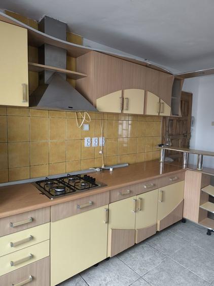 Inchiriez apartament 3 camere - 4