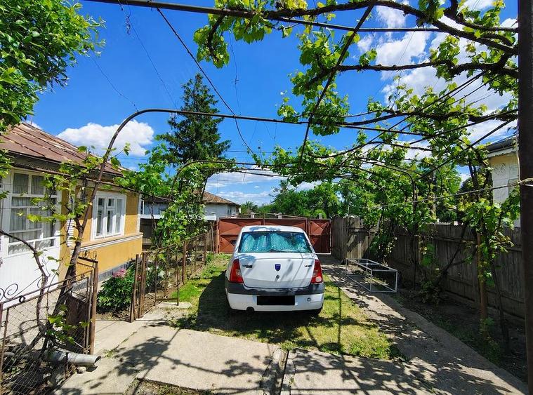 Casa + anexe gospodaresti cu teren de 1000 mp - 1