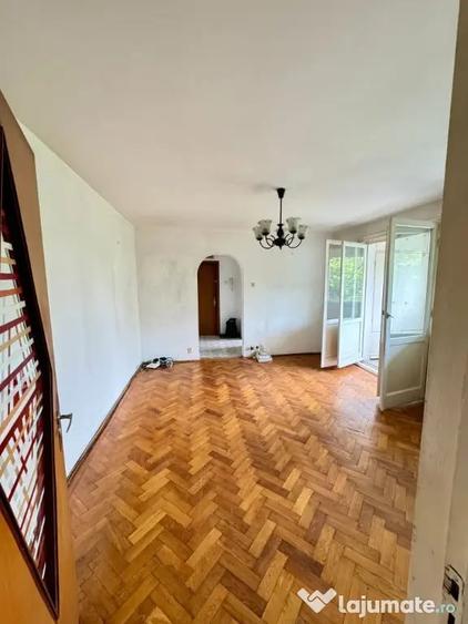 Apartament cu 3 camere semidecomandat în Berceni