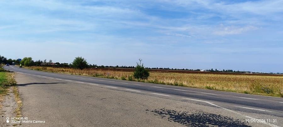Teren în Est