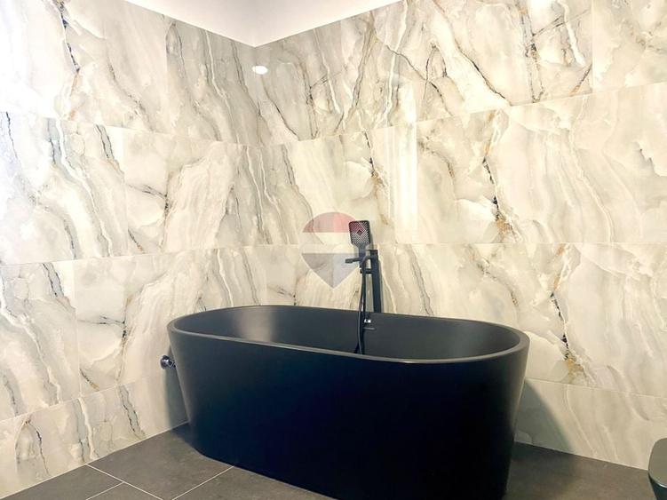 Apartament cu 4 camere decomandat, mobilat în Central