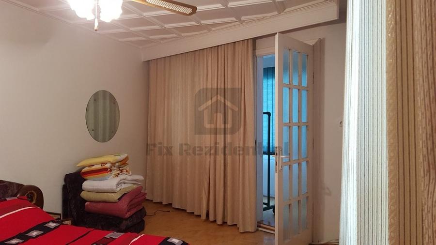 Casă individuală cu 9 camere cu Canalizare în Central