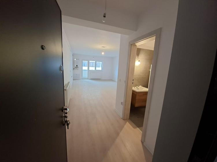 Apartament cu 4 camere semidecomandat în Sud