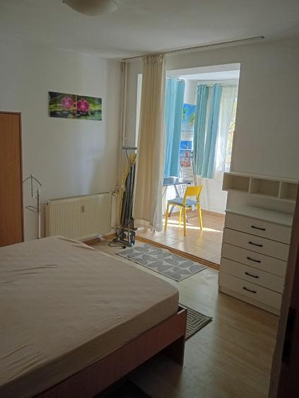 Apartament cu 3 camere semidecomandat în Titan