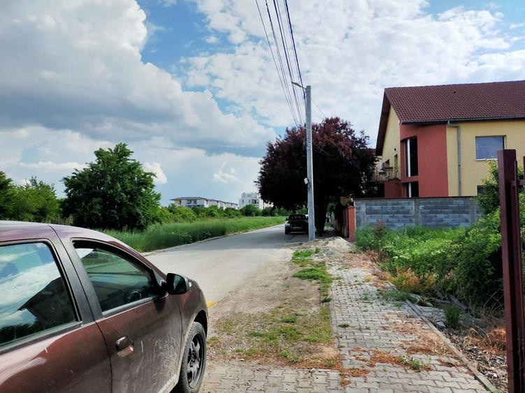Casă individuală cu 9 camere cu Canalizare în Dumbrăvița