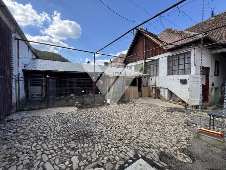 Casă individuală cu 5 camere cu Canalizare în Sadu