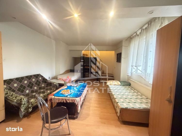 Casă cu 4 camere în Aradului