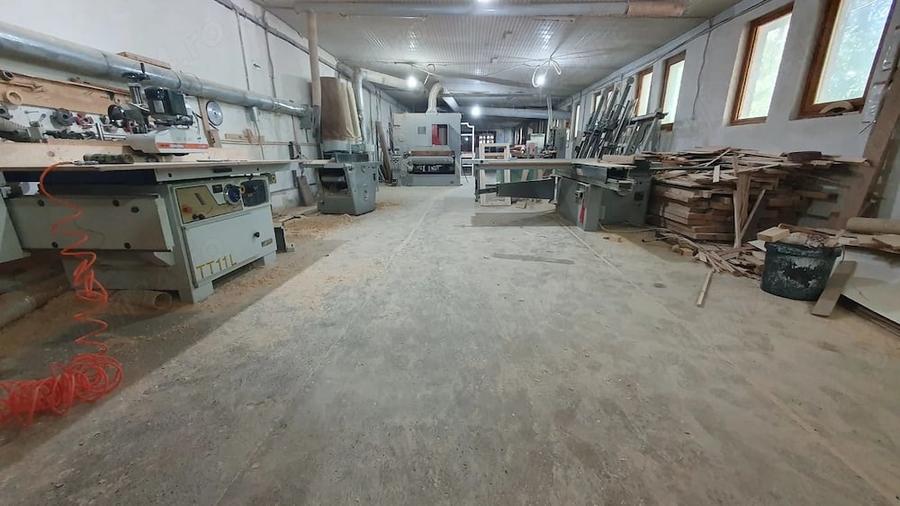 Spațiu comercial, de 900 mp, în Petricani