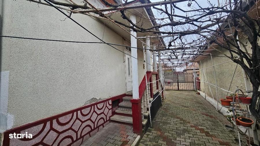 Casa de vanzare cu garaj ?i pivni?a, in ora? - 7
