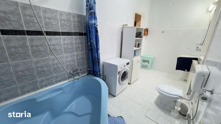 Casă cu 7 camere cu Teren 4620 Mp în Central