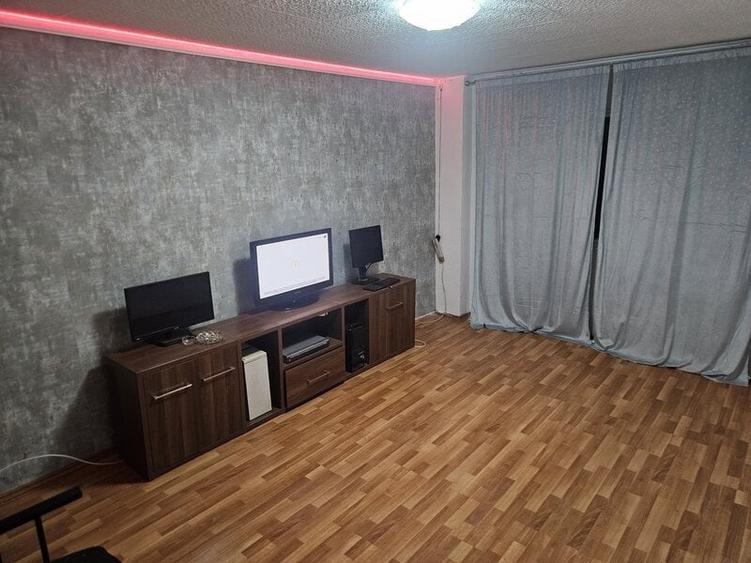 Apartament cu 2 camere semidecomandat, mobilat în Costin Georgian