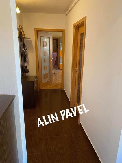 Apartament cu 3 camere semidecomandat, mobilat în Aradului