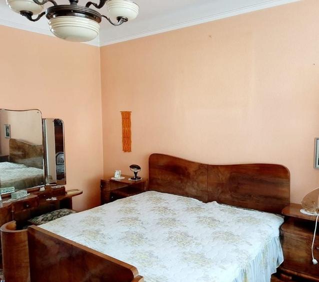 Apartament cu 3 camere si garaj in zona centrală - 1