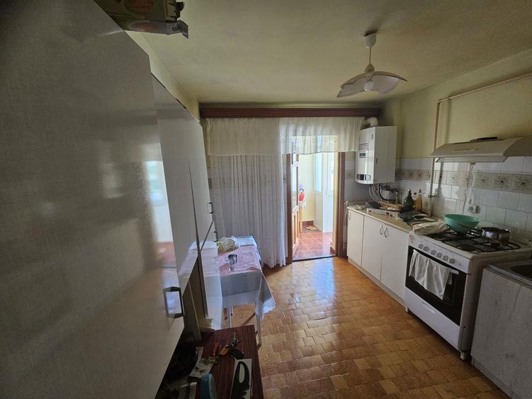 De vanzare apartament 3 camere Cugir | Etaj 2 | 74mp | 62.000 negociabil Se ofera spre vanzare apartament spatios si bine compartimentat, situat - 2