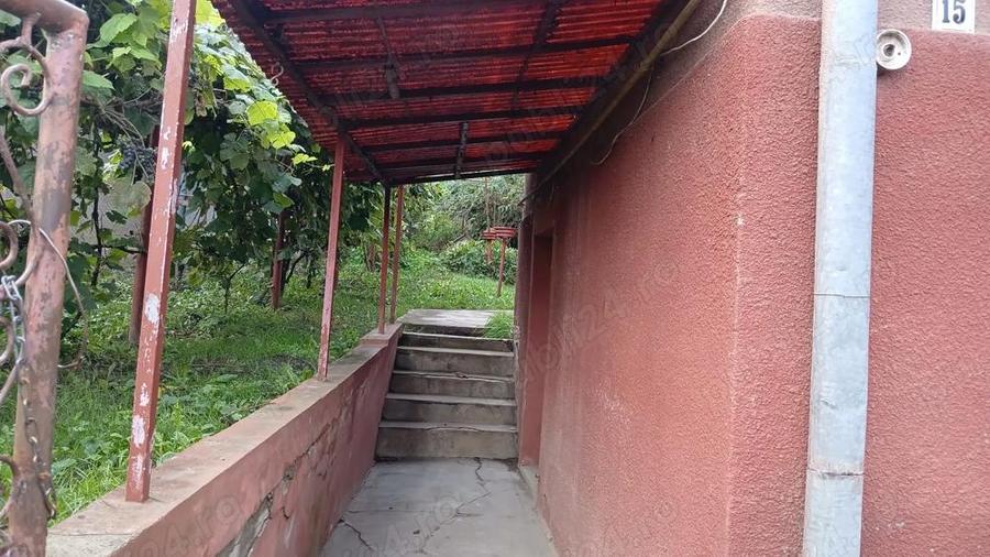 Casa de vanzare (parter + etaj) - 1