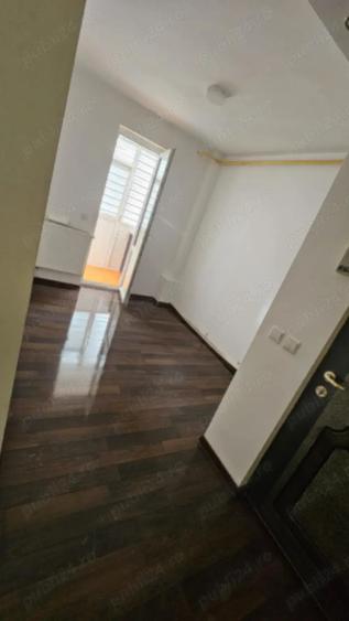 Apartament de vanzare - 3 camere - 4