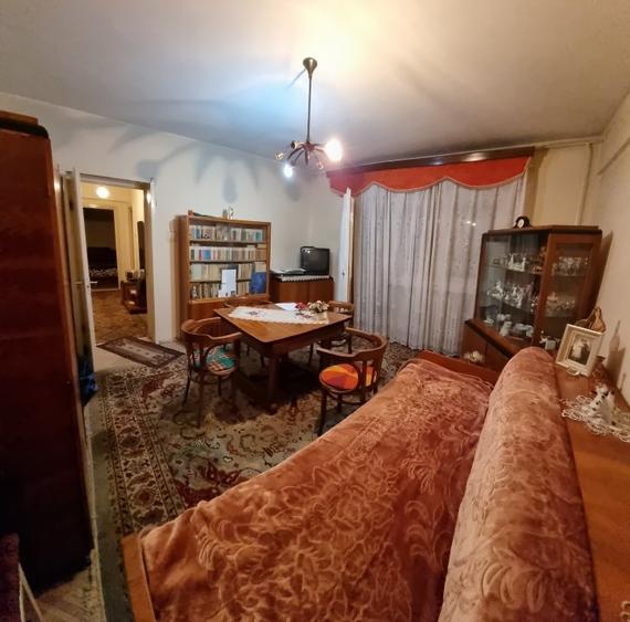 Apartament doua camere, decomandat, etaj patru, structura buna, simplu, central - 1