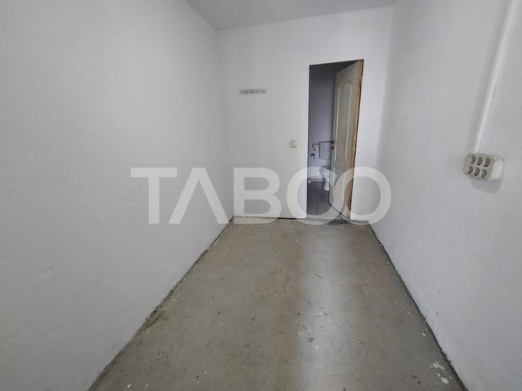 Spatiu comercial 370 mpu de inchiriat curte privata 1500 mp usi garaj - 3