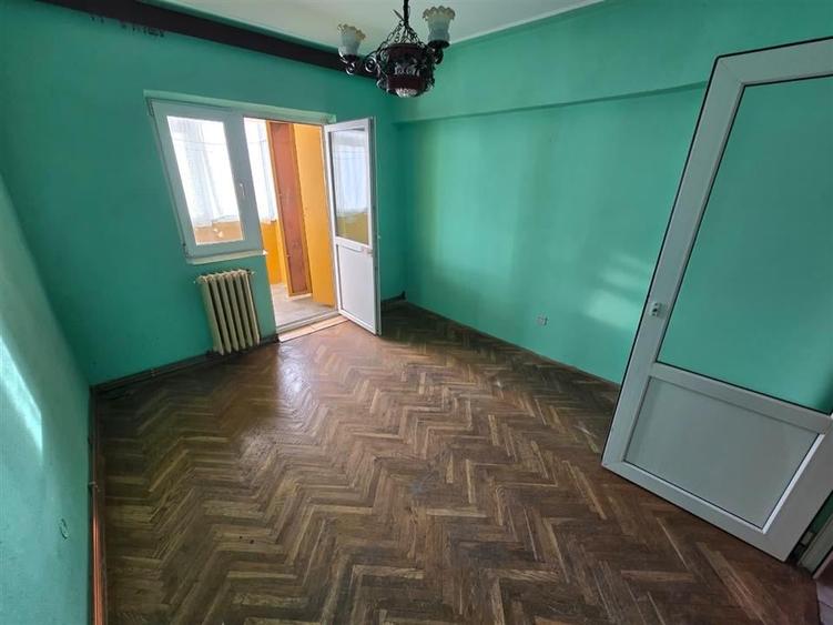 Dacia - la bulevard 2 camere decomandat, etaj intermediar, liber - 3