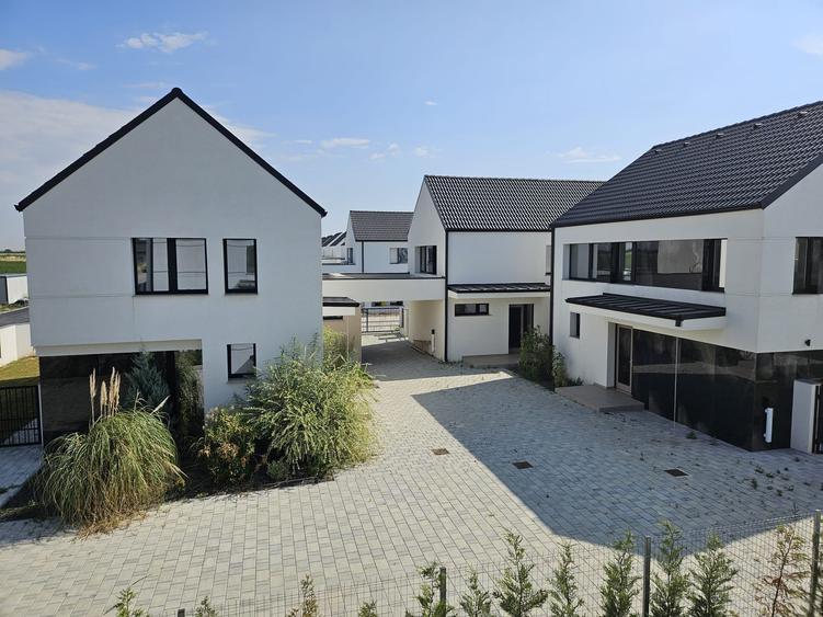 MONARCH SOLEIL -  Casa cu 3 dormitoare, 3 bai, dressing , 2 locuri parcare - 4