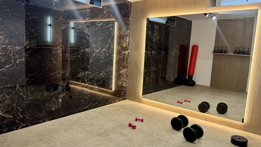 Casă individuală cu 10 camere cu Piscina în Cornu