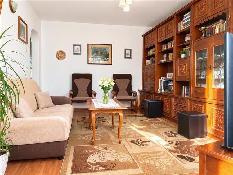Apartament cu 3 camere decomandat, mobilat în Aeroport