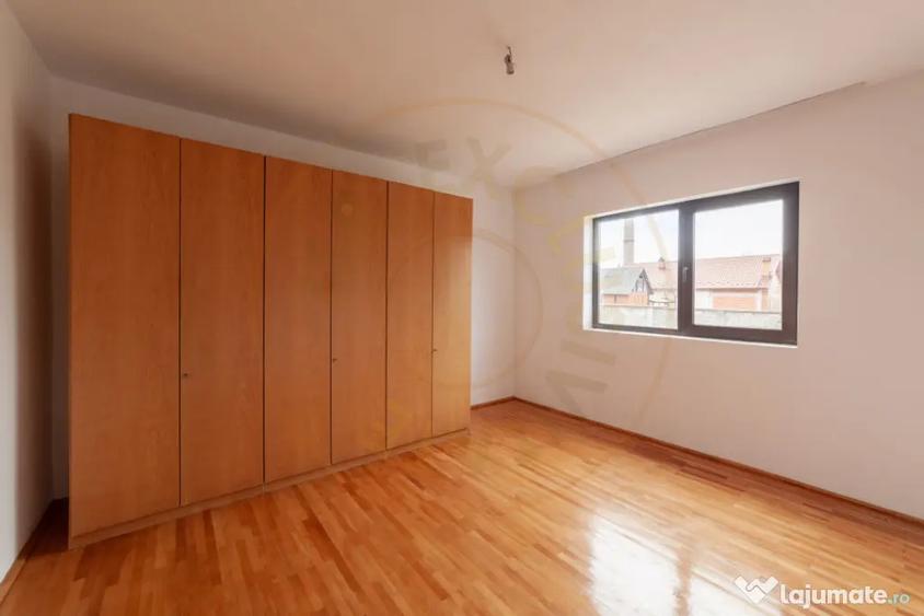 Casă cu 7 camere cu Teren 4563 Mp în Central