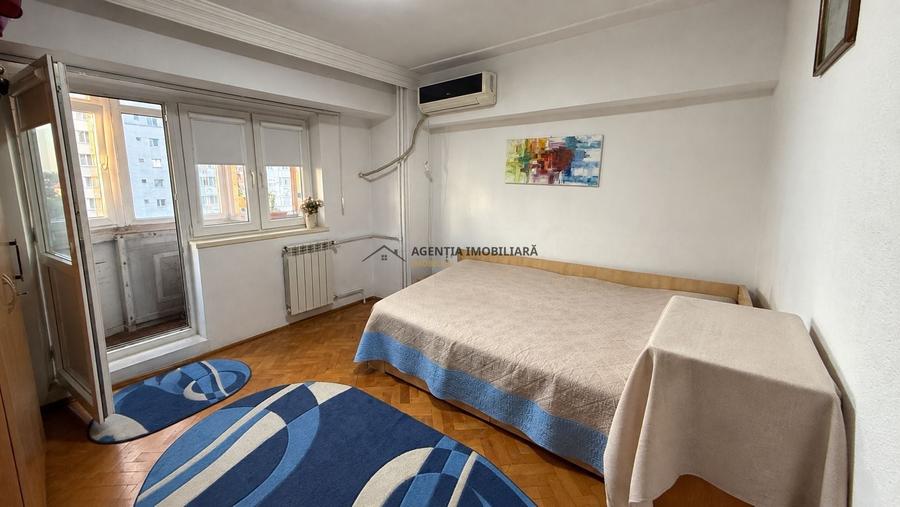 Apartament cu 4 camere decomandat în P-ța Victoriei