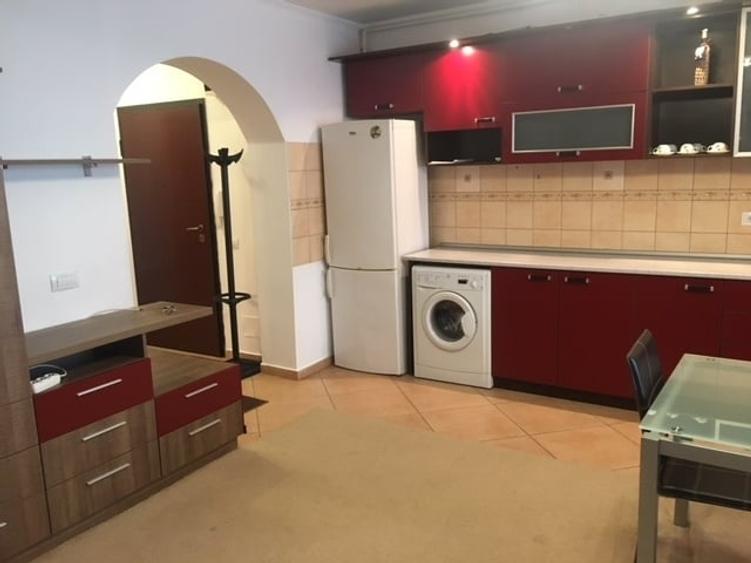 Apartament cu 3 camere semidecomandat, mobilat în Băneasa