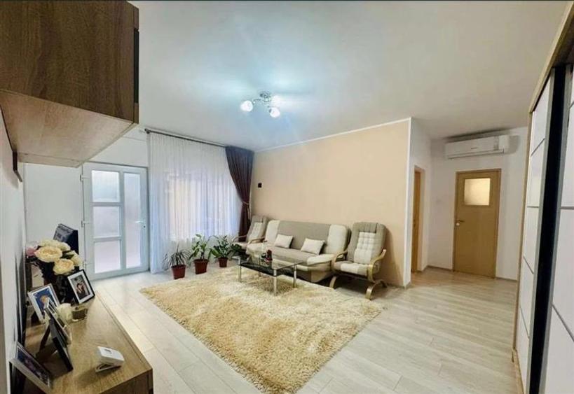 Casă cu 10 camere cu Canalizare în Est