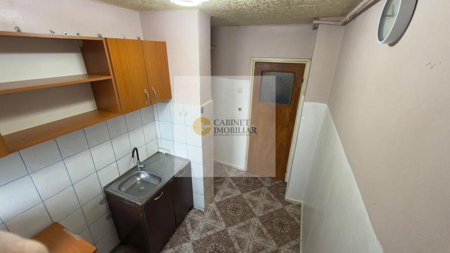 Apartament cu 3 camere semidecomandat în Giulești