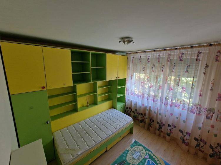 Apartament cu 3 camere semidecomandat în Brâncoveanu