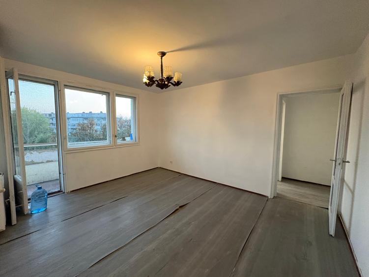 Apartament cu 3 camere semidecomandat în Berceni