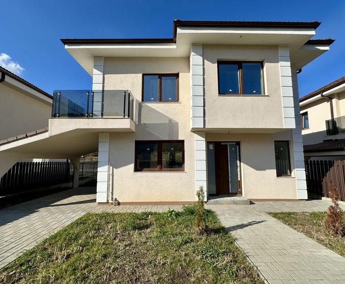 Casă individuală cu 4 camere cu Canalizare în Luna de Sus
