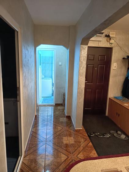 Apartament cu 4 camere decomandat în CET