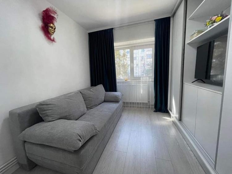 Apartament cu 3 camere decomandat în Casa de Cultură