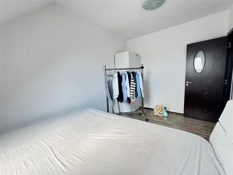 Apartament cu 3 camere semidecomandat, mobilat în Central