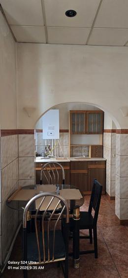 Propietar vind apartament cu 3 camere decomandat in vila etaj 1/2 zona Calea Calarasi sector 3 - 6