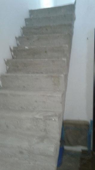 Vand casa la curte. - 2