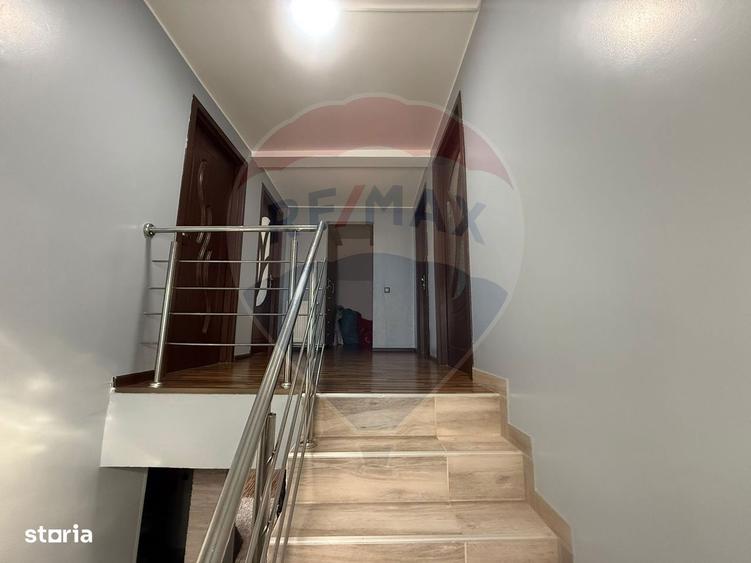 Casa / Vila cu 5 camere de vanzare - 2